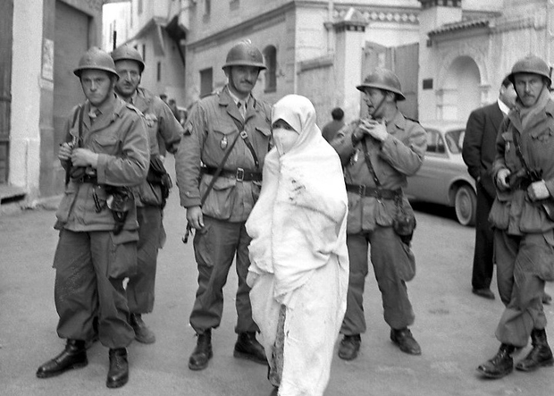 ALGERIE-GUERRE-SCENE DE RUE