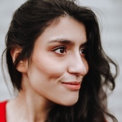 Edinburgh Fringe Festival 2025: Celya AB – Sharp Comedy from the&nbsp;In-Between